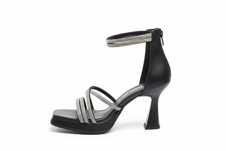 صندل مجلسی سفید برند ژالین با پاشنه پهن و بندهای نگیندار درخشان مناسب هر مجلسی