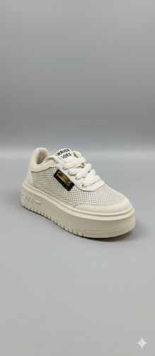 عکس نمای روبروی کفش لژدار زنانه سفید با بندهای پهن و رویه توری